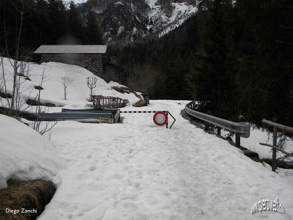 1-Strada per le Baite Mezzeno ancora chiusa.jpg